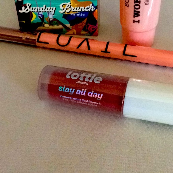 π Makeup Bundle! Primer, Lipgloss, eyeshadow & brush - Picture 5 of 6